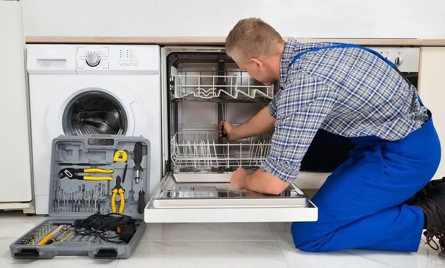 Gölbaşı Hitachi servisi teknisyen ekibi beyaz eşya tamiri yaparken